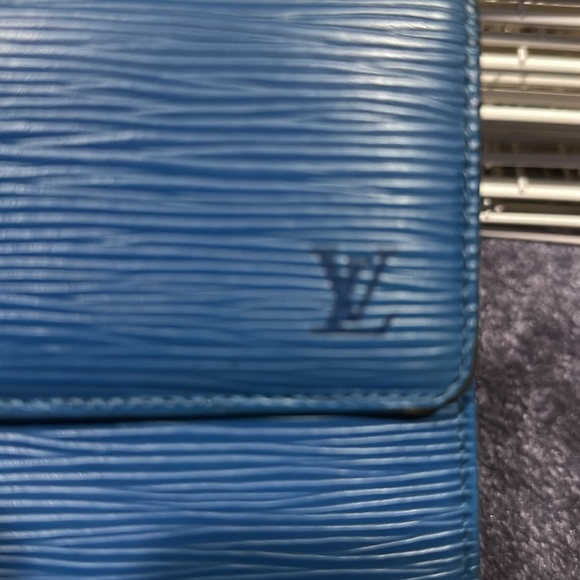 Luis Vuitton Cyan Blue Epi tri fold wallet. - Picture 17 of 17